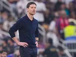 Erfolgstrainer ohne Job: Kriselnder England-Gigant schielt auf Xabi Alonso